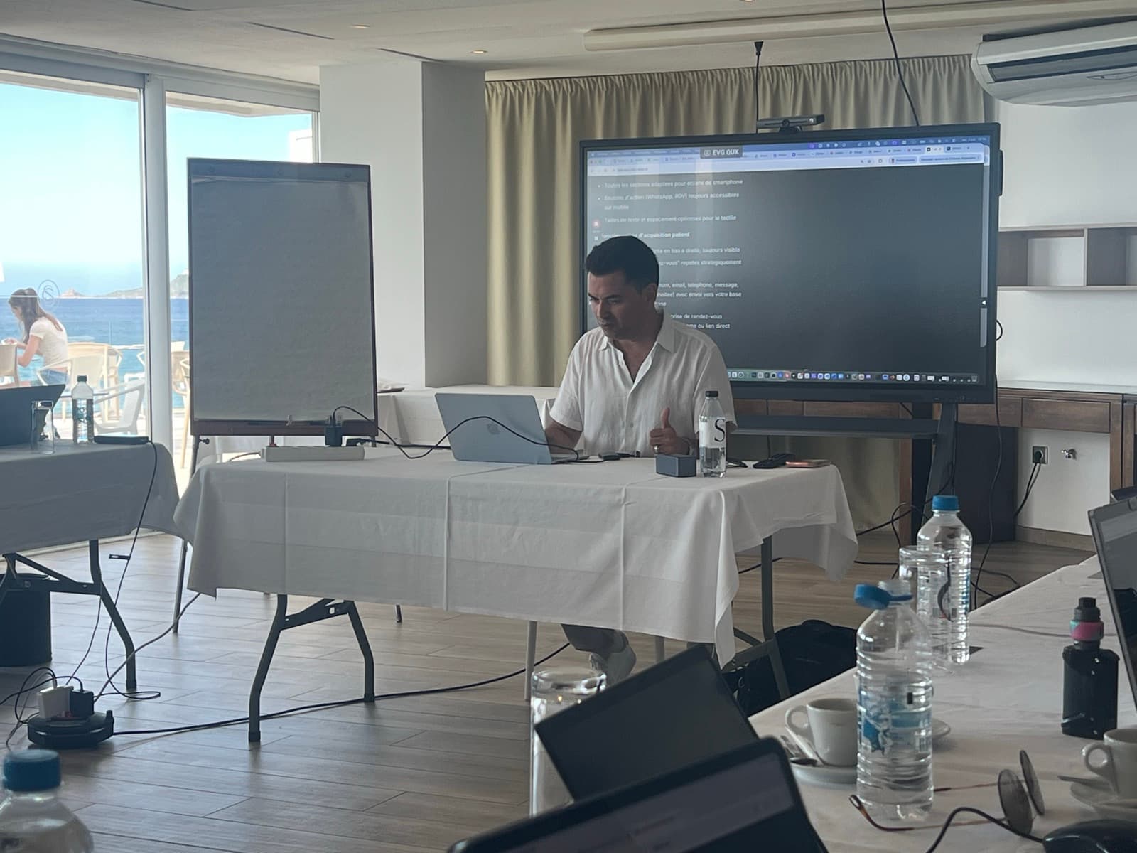 Le Dr Emmanuel Elard anime la journée de formation IA en présentiel